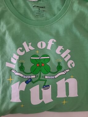 Brooks MENS 'Luck of the Run' Graphic Tee